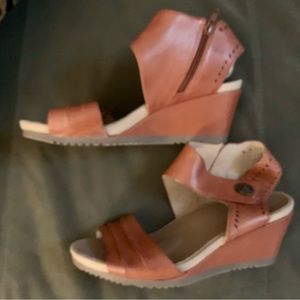 EARTH Tan leather Wedge Comfort SHOES Sandals Size 8 zipper & hook & loop